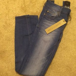SALE: Women’s Skinny Jeans (Celebrity Pink) NWT